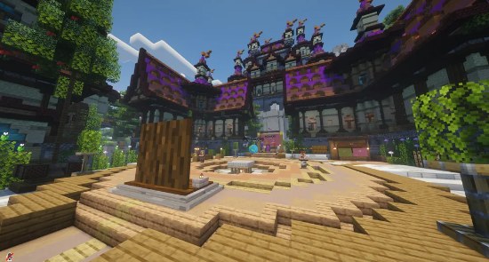 De binnenplaats van de lobby met een houten paal en gebouwen met paarse daken