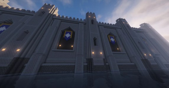 De grijze kasteelmuur met kantelen, lampen en blauwe banieren